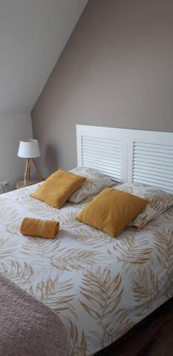 un lit avec deux oreillers dessus dans une chambre dans l'établissement gite la fécampoise près de Fécamp, à Ganzeville