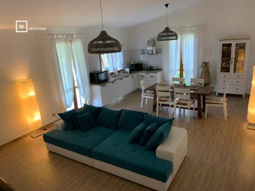 - un salon avec un canapé et une salle à manger dans l'établissement BellaVista Ivonne - Belocations, à Torre delle Stelle