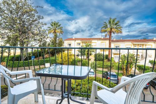 Oasis park 2 bedroom top floor Apartment AT72