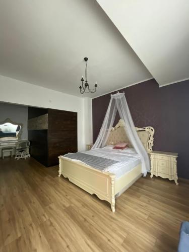 コンスタンツァにあるApartament Tomisのベッドルーム(天蓋付き白いベッド1台付)