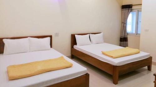 two beds in a room with two beds sidx sidx sidx at Khách Sạn Thành Đạt in Thương Xà (2)