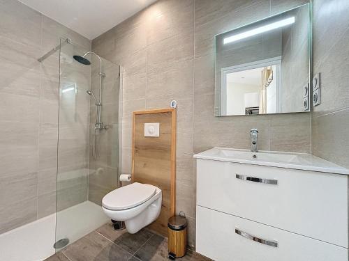 une salle de bain avec toilettes, lavabo et douche dans l'établissement Duplex Vieux Port - Hyper Central & Climatisation - Les Frères de la Loc', à Marseille