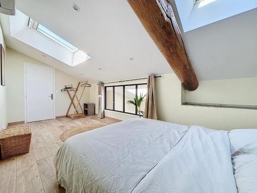 une chambre avec un grand lit et une grande fenêtre dans l'établissement Duplex Vieux Port - Hyper Central & Climatisation - Les Frères de la Loc', à Marseille