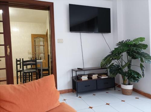 Televízia a/alebo spoločenská miestnosť v ubytovaní Apartamento O Vento