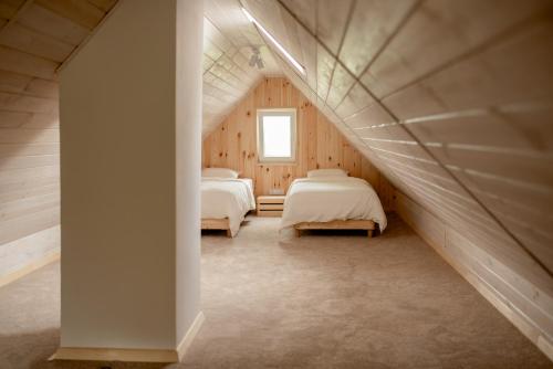 1 dormitorio con 2 camas en un ático en Czuję Góry - dom przy szlaku en Nowa Słupia