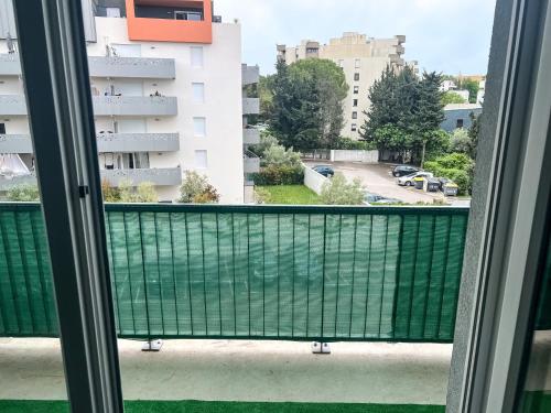 uma varanda com vista para um edifício em Joli appartement T2 em Montpellier