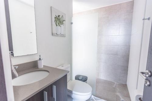 uma casa de banho com um lavatório e um WC em Escape to this Rooftop Jacuzzi Apartment em Vuelta del Virilla