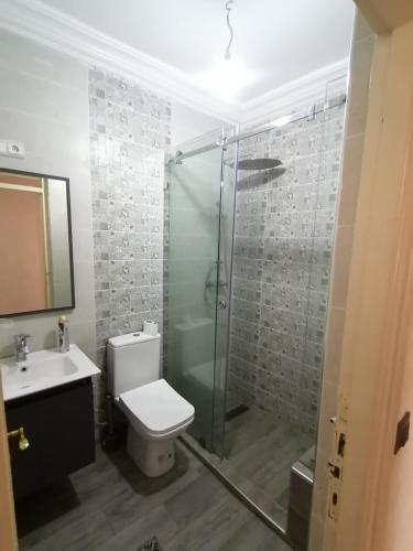 e bagno con doccia, servizi igienici e lavandino. di RÉSIDENCE YANISS a Marrakech