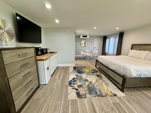 um quarto com uma cama, uma televisão e uma cozinha em SKYLARANNA Resort & SPA em Hendersonville