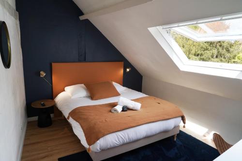Un dormitorio con una cama con dos ositos de peluche. en Bleu de Chartres, en Chartres