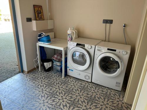 uma lavandaria com uma máquina de lavar roupa e uma máquina de lavar roupa em Apartments Kokl - Adults only em Radovljica