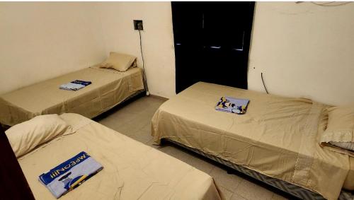 سرير أو أسرّة في غرفة في Apart Hotel - Eucaliptal