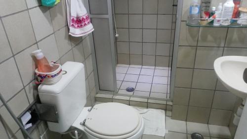 een badkamer met een toilet en een wastafel bij SUITE e QUARTOS -1 SUITE COM BANHEIRO PRIVATIVO - 2 QUARTOS DUPLOS COM BANHEIRO COMPARTILHADO in Recife