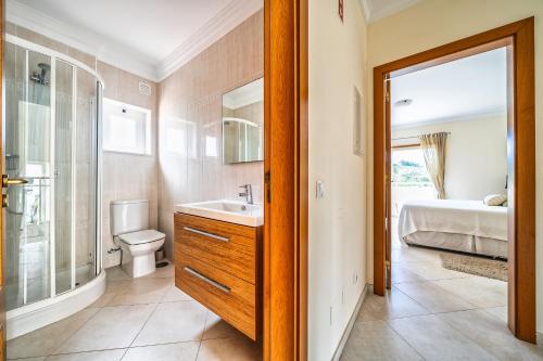 W łazience znajduje się umywalka, toaleta i prysznic. w obiekcie Luxury 4 bed villa with private pool Oasis Parque, Alvor AT16 w mieście Portimão