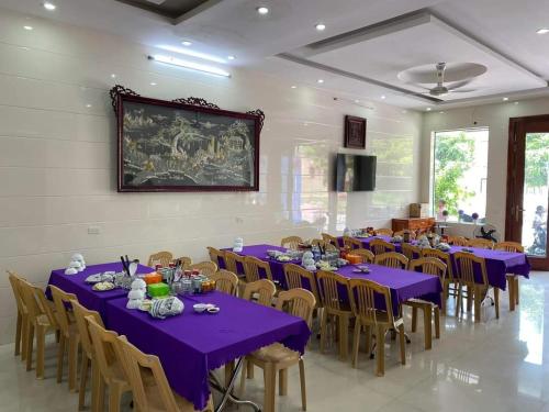 a banquet hall with purple tables and chairs at Thành Đạt Hotel in Cửa Lô
