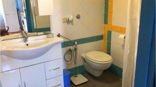 uma casa de banho com um lavatório e um WC em Villaggio Seleno em Crotone