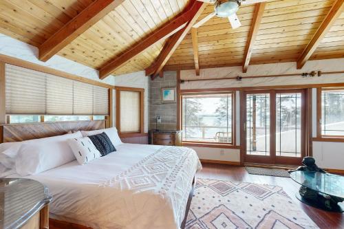 sypialnia z łóżkiem w pokoju z oknami w obiekcie Horizon's End w mieście Islandale