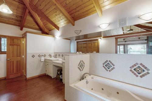 baño grande con bañera y lavamanos en Horizon's End en Islandale