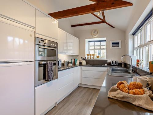Η κουζίνα ή μικρή κουζίνα στο 3 Bed in Embleton 94195