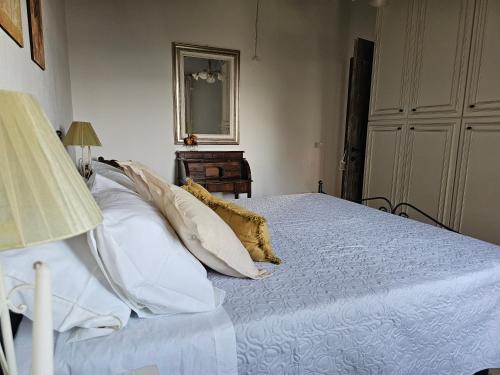 a bedroom with a bed with white pillows at Belvedere Country House in Enas