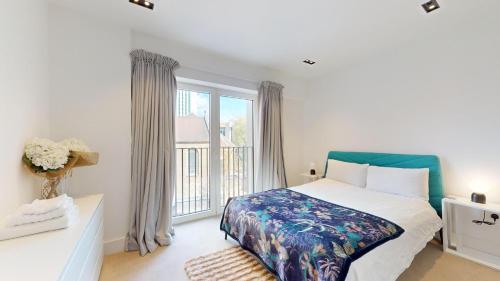 1 dormitorio con cama y ventana grande en Luxury apartment in Central London with balcony, en Londres