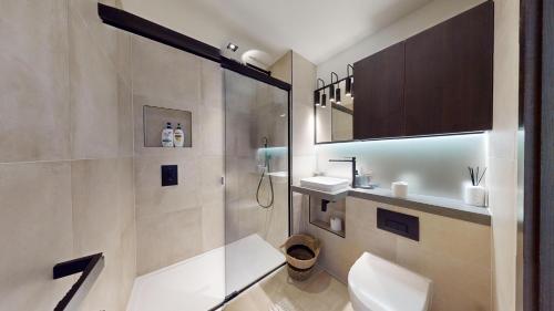y baño con ducha, aseo y lavamanos. en Luxury apartment in Central London with balcony, en Londres