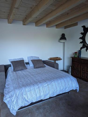 Ce lit se trouve dans une chambre dotée d'un mur bleu. dans l'établissement Mulintegiko Bidea, à Biriatou