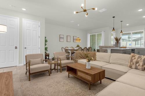un soggiorno con un divano e un tavolo di 4BR Home w Full Resort Access - Near Disney a Kissimmee