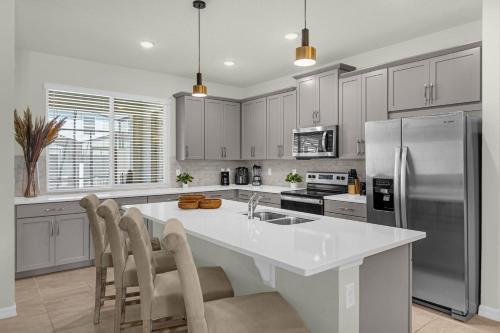una cucina con ampia isola bianca di 4BR Home w Full Resort Access - Near Disney a Kissimmee
