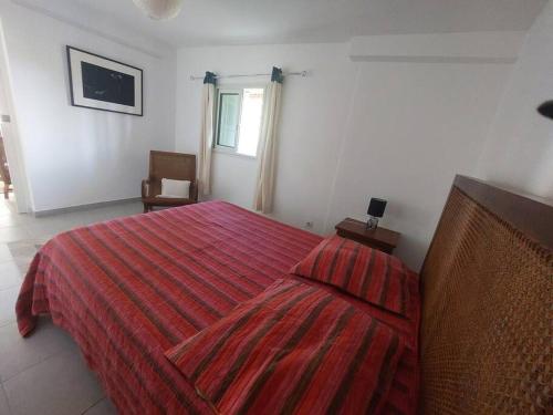 una camera con letto e piumone rosso di Kaz MADO - Meublé de tourisme - a Le Tampon