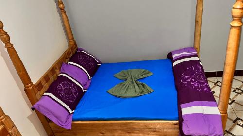 Una cama con un sombrero encima. en Roots cottages and campsite Ntanda crater lake, 