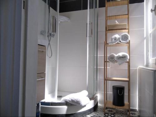 La salle de bains est pourvue d'une douche, de toilettes et de serviettes. dans l'établissement Le Nid Marin 4 personnes accès direct Plage, à Houlgate