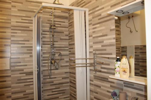 um chuveiro com uma porta de vidro na casa de banho em Maya guest house em Vietri