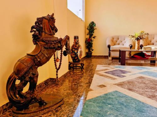 een kamer met een standbeeld van een paard op de vloer bij Energy Of Pyramid Hotel in Caïro