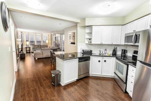 A kitchen or kitchenette at High-end 2BR/2BA Condo+Views!-Steps from SQ1 Mall