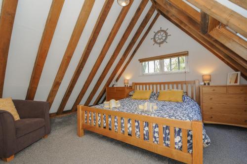 A bed or beds in a room at Stow Cottage