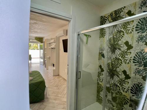 Habitación con una puerta de cristal que conduce a un dormitorio. en B&B Kamalei en Tropea