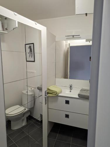 une salle de bain blanche avec des toilettes et un lavabo dans l'établissement Escale à Disneyland Paris, à Montévrain