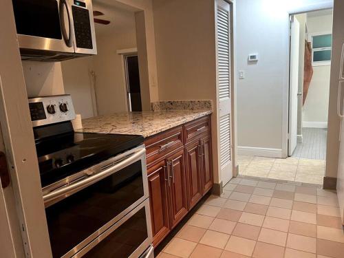 eine Küche mit einem Herd und einer Mikrowelle in der Unterkunft Beautiful Siesta Key home in Sarasota