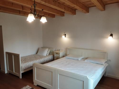 1 dormitorio con 2 camas y 2 luces en Casa Via Viscri en Buneşti