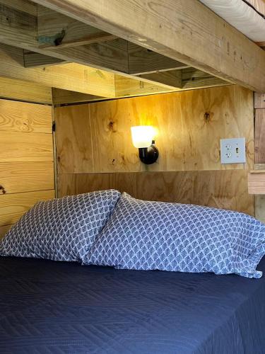 1 dormitorio con 1 cama con colcha azul y lámpara en High Country-The Well House, en Blowing Rock