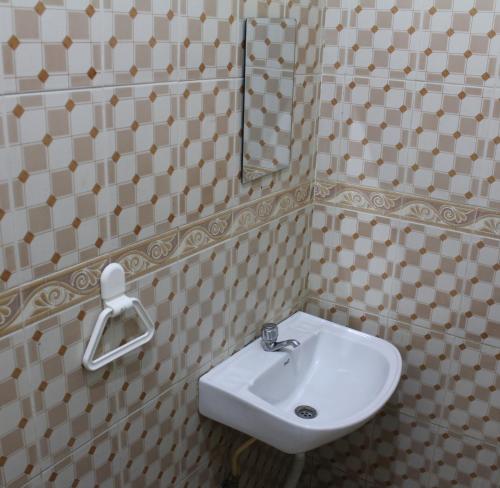 Ett badrum på Ooty AR Residency