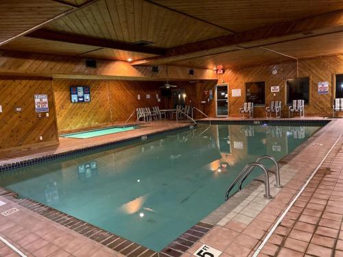 a large indoor swimming pool in a building at Dells Lake Lookout At Lighthouse Cove Condominiums in Wisconsin Dells