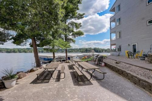 a group of benches sitting next to a building at Dells Lake Lookout At Lighthouse Cove Condominiums in Wisconsin Dells