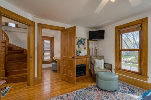 a living room with a desk and a chair at Laven House in Mankato