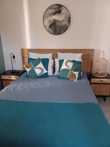 une chambre avec un lit avec des draps et des oreillers bleus dans l'établissement Hypercentre Saint Tropez 3pièces, à Saint-Tropez