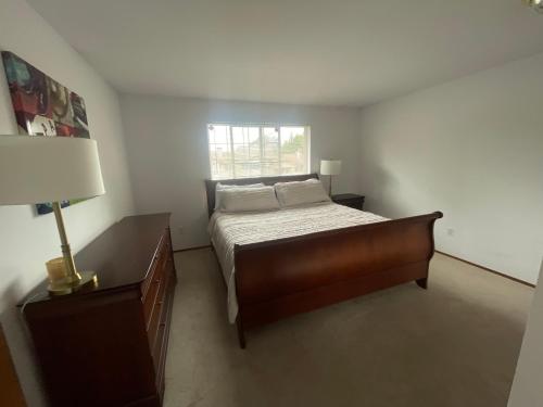 - une petite chambre avec un lit et une fenêtre dans l'établissement Perfect Brownspoint Getaway-2, à Tacoma