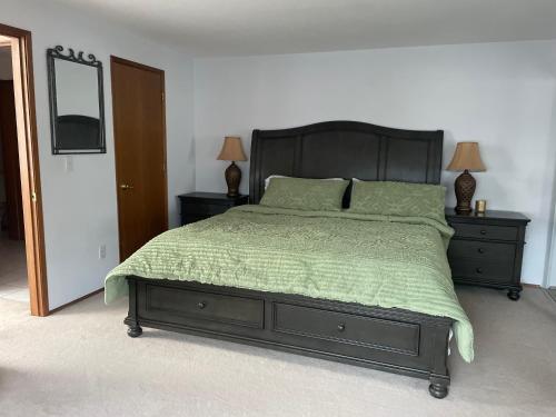 - une chambre avec un lit doté d'une couette verte et d'un miroir dans l'établissement Perfect Brownspoint Getaway-2, à Tacoma
