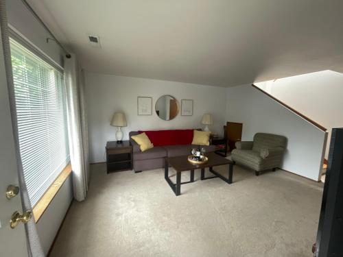 - un salon avec un canapé et une chaise dans l'établissement Perfect Brownspoint Getaway-2, à Tacoma