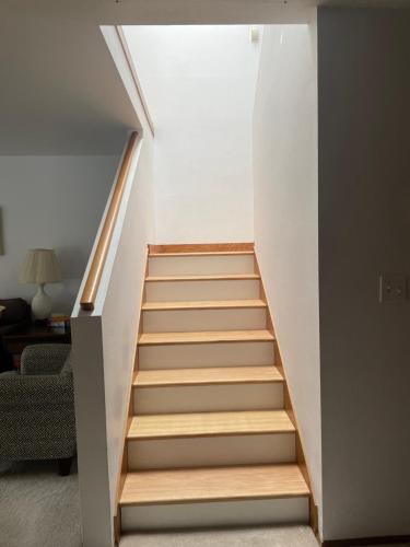 - un escalier dans une maison avec des marches en bois dans l'établissement Perfect Brownspoint Getaway-2, à Tacoma